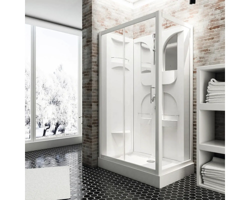 Baie luminoasă cu cabină de duș completă, rafturi și perete de cărămidă