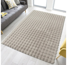 Covor dreptunghiular cu design matlasat într-o sufragerie luminoasă