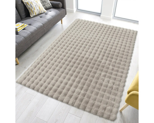 Covor dreptunghiular cu design matlasat într-o sufragerie luminoasă