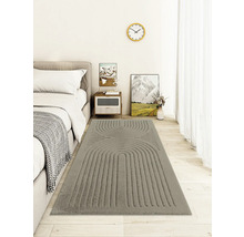 Dormitor cu pat și covor gri cu model