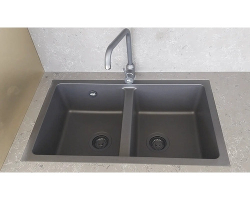 Chiuvetă dublă cu robinet într-un blat de bucătărie