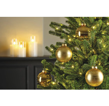 Brad împodobit cu globuri aurii de Crăciun și lumini