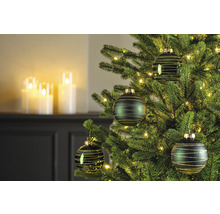 Brad împodobit cu globuri de Crăciun și lumânări