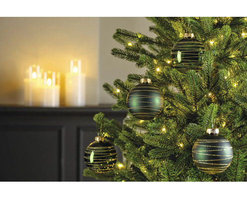 Brad împodobit cu globuri de Crăciun și lumânări