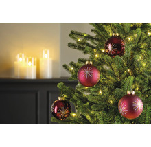 Prim-plan cu un pom de Crăciun cu globuri roșii și lumini