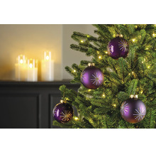 Brad împodobit cu globuri și lumini