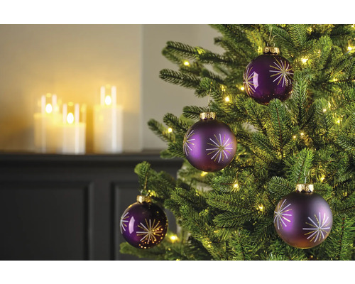 Brad împodobit cu globuri și lumini