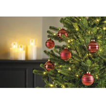 Brad împodobit cu globuri roșii și luminițe