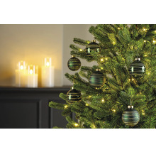 Brad împodobit cu globuri verzi și luminițe