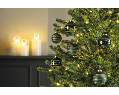 Brad împodobit cu globuri verzi și luminițe