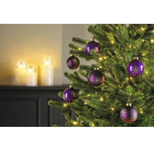 Brad împodobit cu globuri și lumini