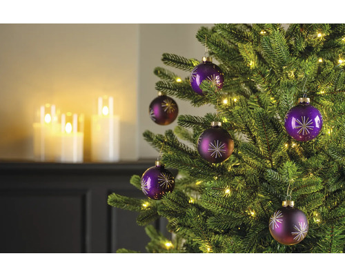 Brad împodobit cu globuri și lumini