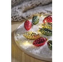 Conuri de pin decorative pe tavă cu zăpadă artificială și ghirlandă luminoasă