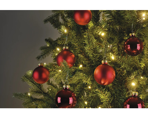 Pom de Crăciun împodobit cu globuri roșii și luminițe