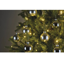 Brad împodobit cu globuri și ghirlandă luminoasă