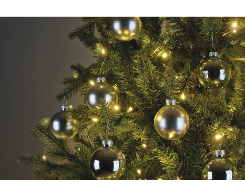 Brad împodobit cu globuri și ghirlandă luminoasă