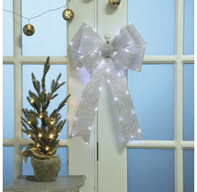 Scenă de Crăciun cu brad împodobit și fundă cu lumini