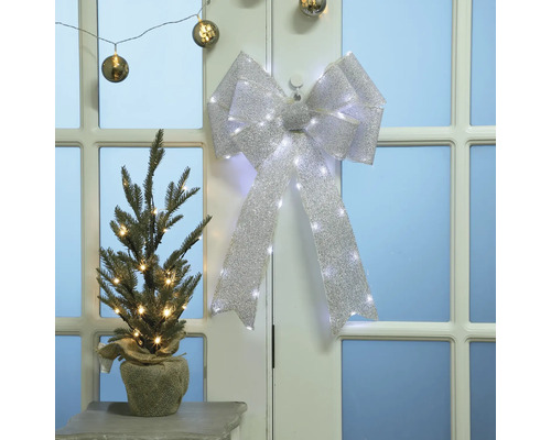 Scenă de Crăciun cu brad împodobit și fundă cu lumini