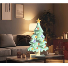 Brad decorativ de Crăciun cu stea și globuri pe masă