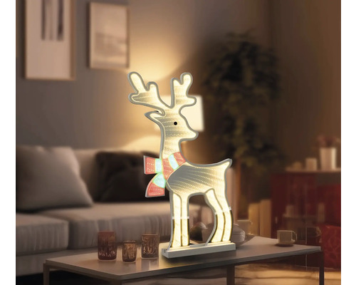 Reniu decorativ, luminos, pentru perioada Crăciunului în sufragerie.