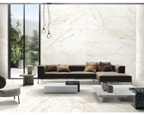 Living luminos cu podea și faianță de marmură, canapea maro și elemente decorative.