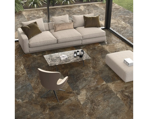 Living cu canapea, fotoliu, masă și gresie cu aspect de marmură.