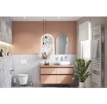 Baie modernă cu lavoar, oglindă, toaletă și radiator