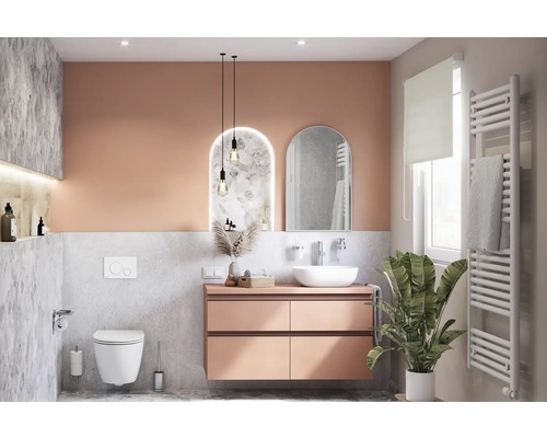 Baie modernă cu lavoar, oglindă, toaletă și radiator