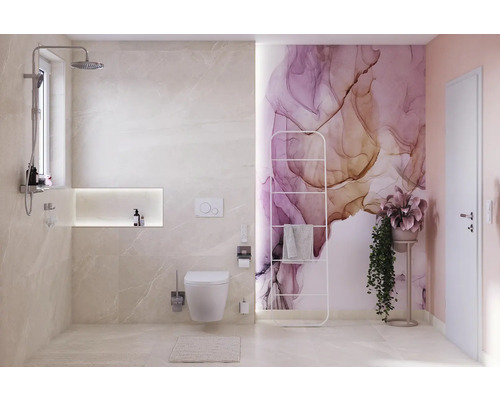 Baie modernă cu duș, toaletă, uscător de prosoape și tapet decorativ