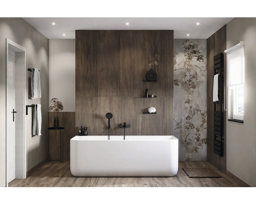 Baie modernă cu cadă independentă, lambriuri din lemn și accente florale.