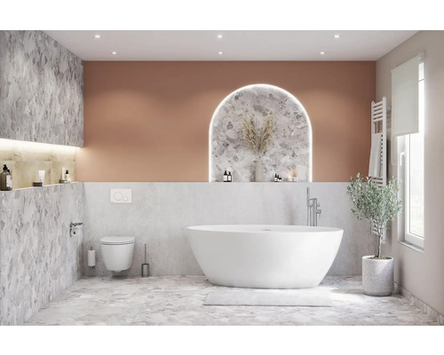 Baie modernă cu cadă independentă, toaletă și chiuvetă