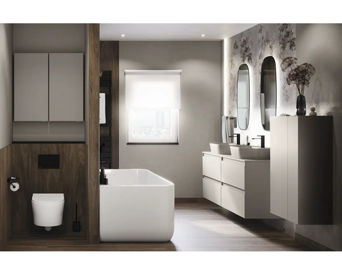 Baie luminoasă cu cadă, lavoar, oglindă și toaletă