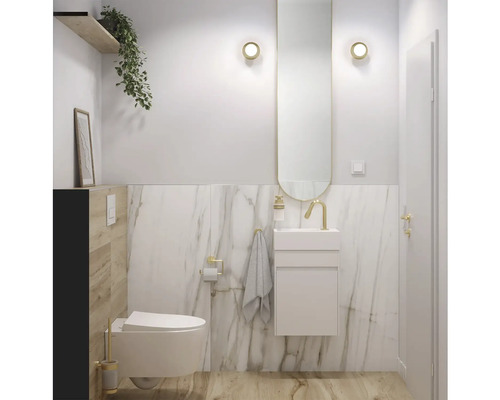 Baie modernă cu toaletă, lavoar și oglindă