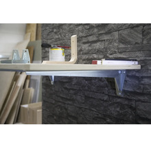 Masa pliabilă montată pe perete cu unelte și materiale