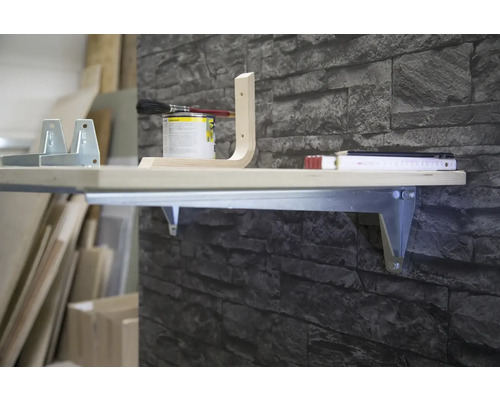 Masa pliabilă montată pe perete cu unelte și materiale