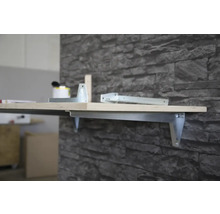 Raft de perete cu suport metalic și placă de lemn pe un perete de piatră