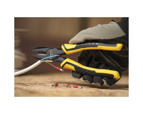 Logo Stanley. O persoană cu mănuși taie un cablu cu cleștele.