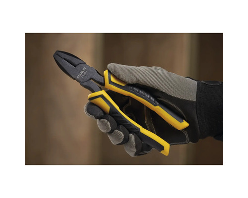 O mână cu mănușă de lucru ține un clește combinat de la Stanley.