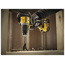 Mașină de găurit cu acumulator Dewalt utilizată la găurirea lemnului