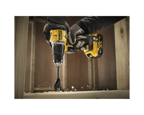 Mașină de găurit cu acumulator Dewalt utilizată la găurirea lemnului