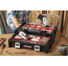 Bărbat sortând șuruburi, piulițe și alte piese mici într-o cutie de sortare Pattfield