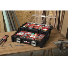 Cutie sortiment Pattfield deschisă pe o masă de lemn cu șuruburi și cuie