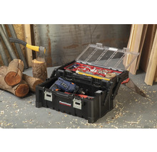 Cutie de scule deschisă cu scule precum mașină de găurit, șuruburi și ferăstrău