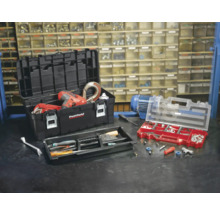 Cutie de scule cu scule și accesorii pe un banc de lucru