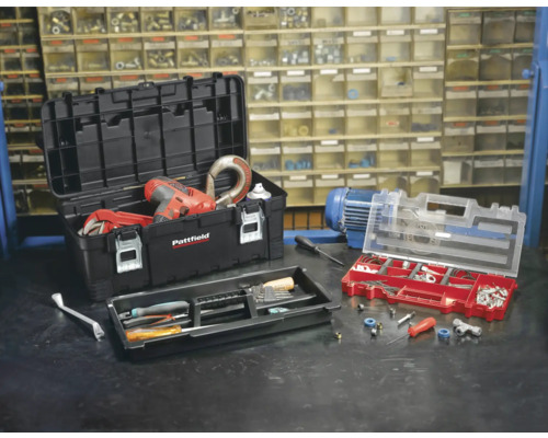 Cutie de scule cu scule și accesorii pe un banc de lucru