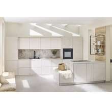 Bucătărie modernă cu chicinetă, insulă de gătit şi spaţiu de depozitare