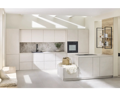 Bucătărie modernă cu chicinetă, insulă de gătit şi spaţiu de depozitare