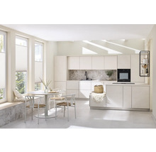 Bucătărie luminoasă cu masă de sufragerie, scaune, chicinetă și ferestre cu jaluzele