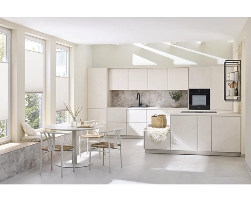 Bucătărie luminoasă cu masă de sufragerie, scaune, chicinetă și ferestre cu jaluzele