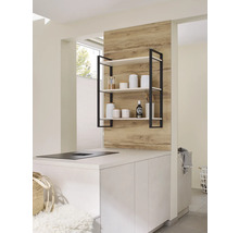 Bucătărie modernă cu raft suspendat, dulapuri albe și plită